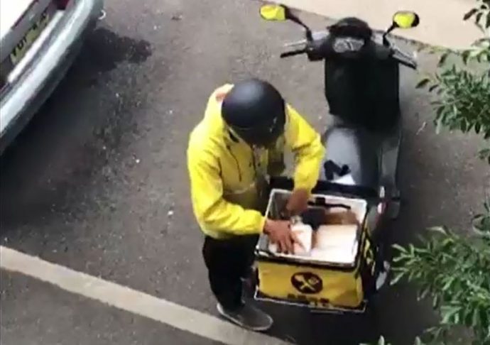 一女外卖员餐品被人偷走