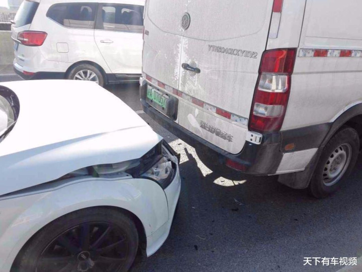 前车爆胎未撤离 后车智驾追尾致2死