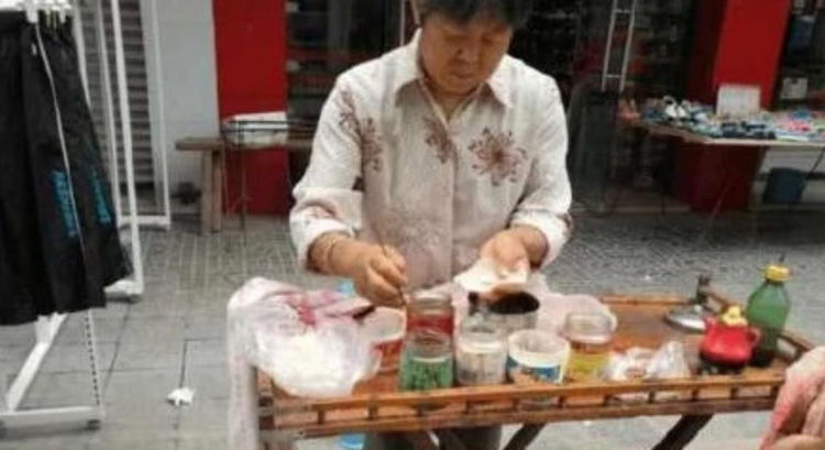 路边摆摊大妈大爷多卖什么好