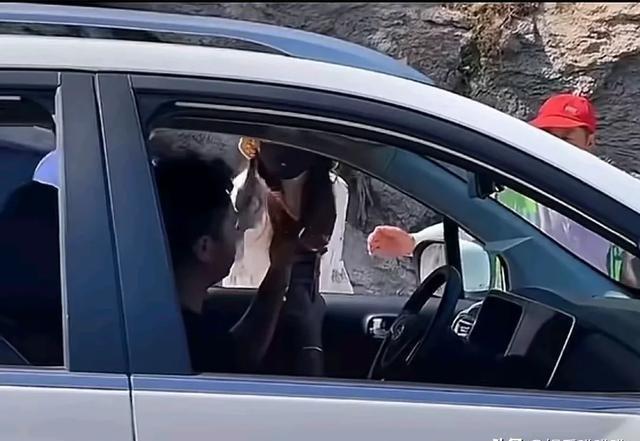与逆行女子剐蹭 小伙教科书式回答