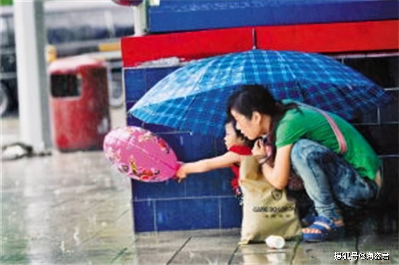 带孩子避雨遭保安赶走违法吗