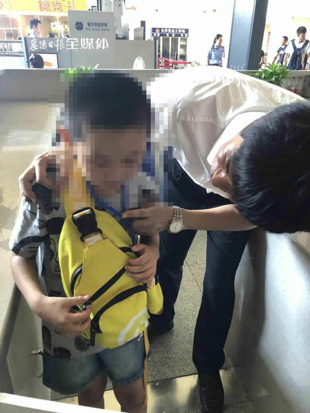 3学生捡到2岁幼童
