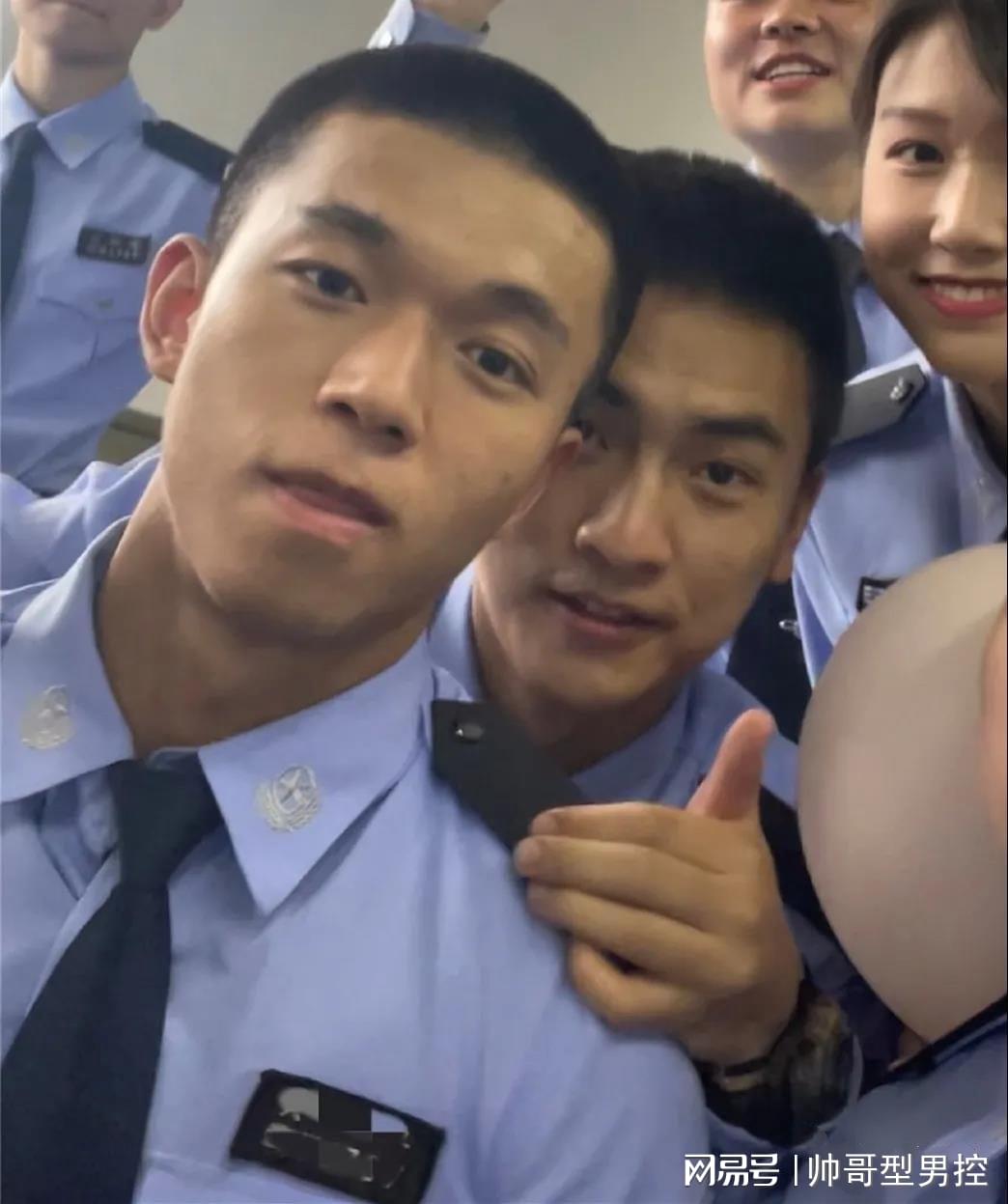 男生上警校剃寸头后眼神都变坚毅了