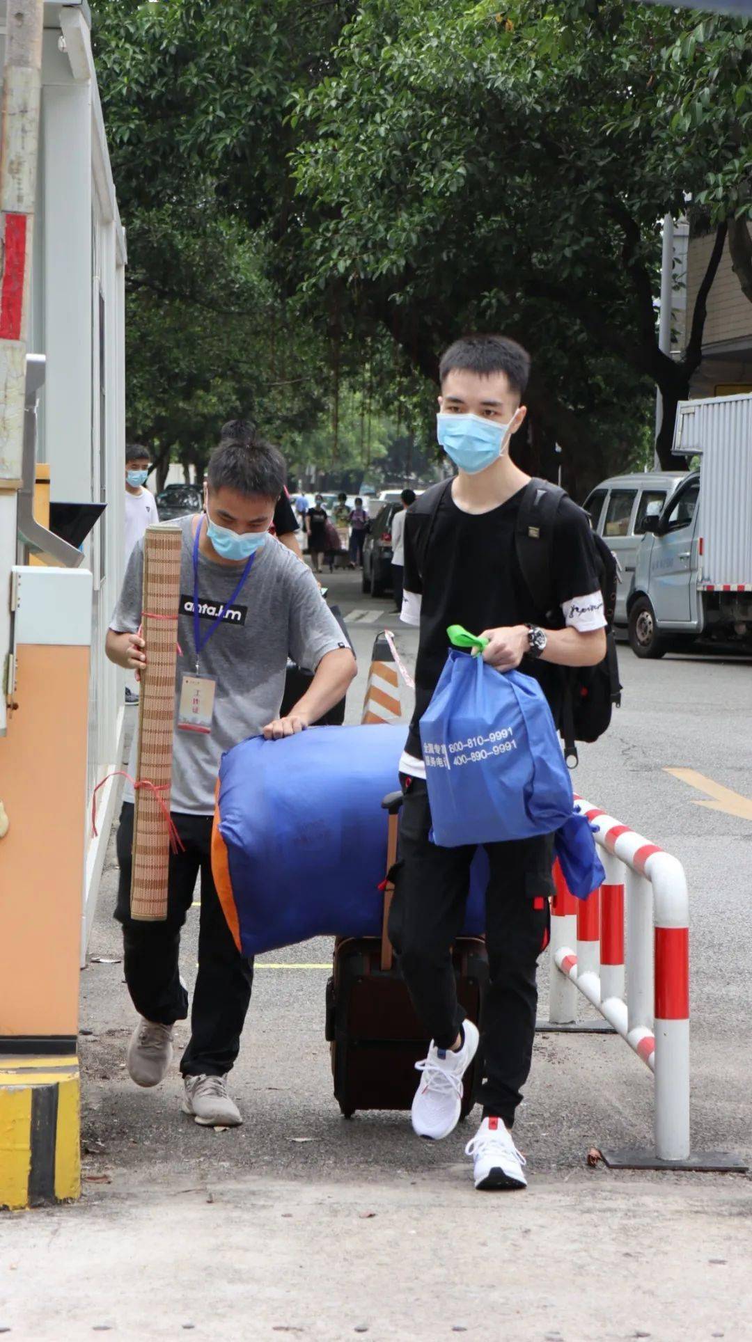 高校迎新学长开叉车搬行李