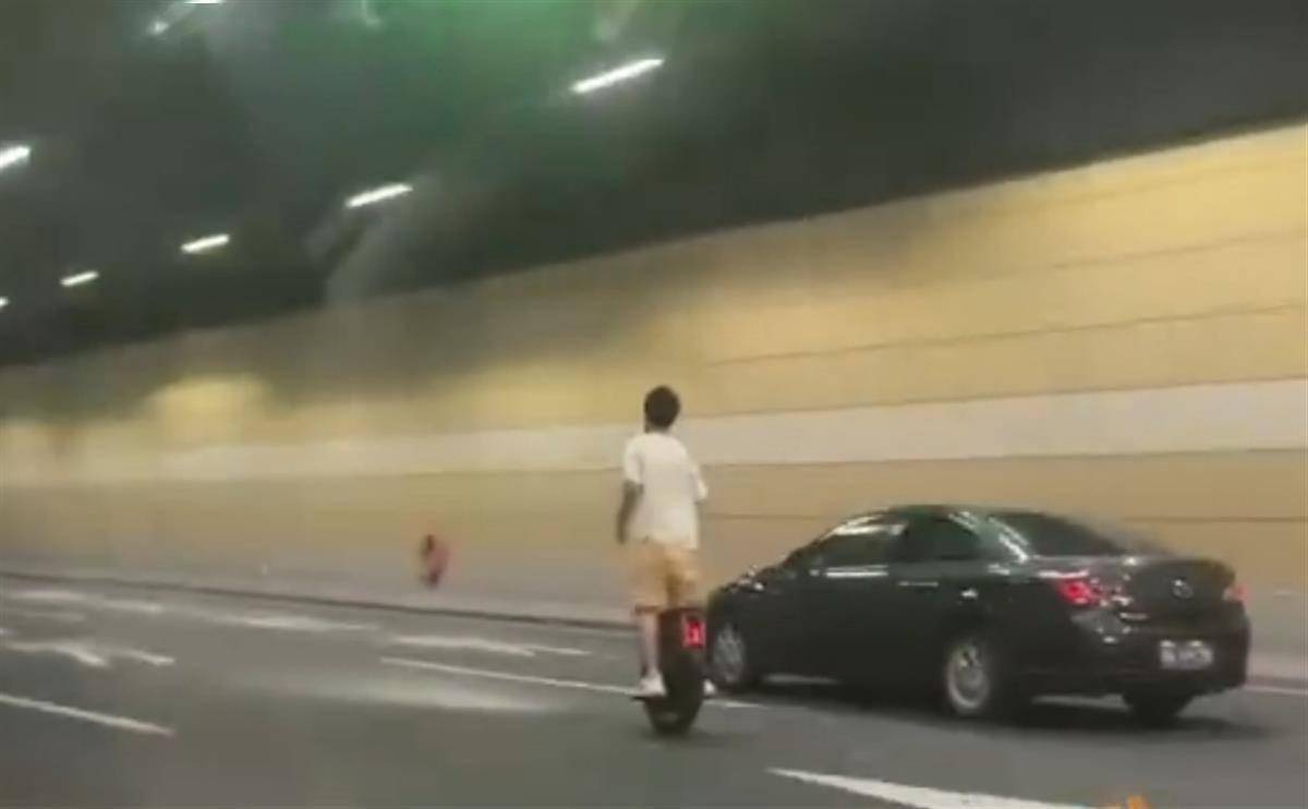 隧道里骑电瓶车