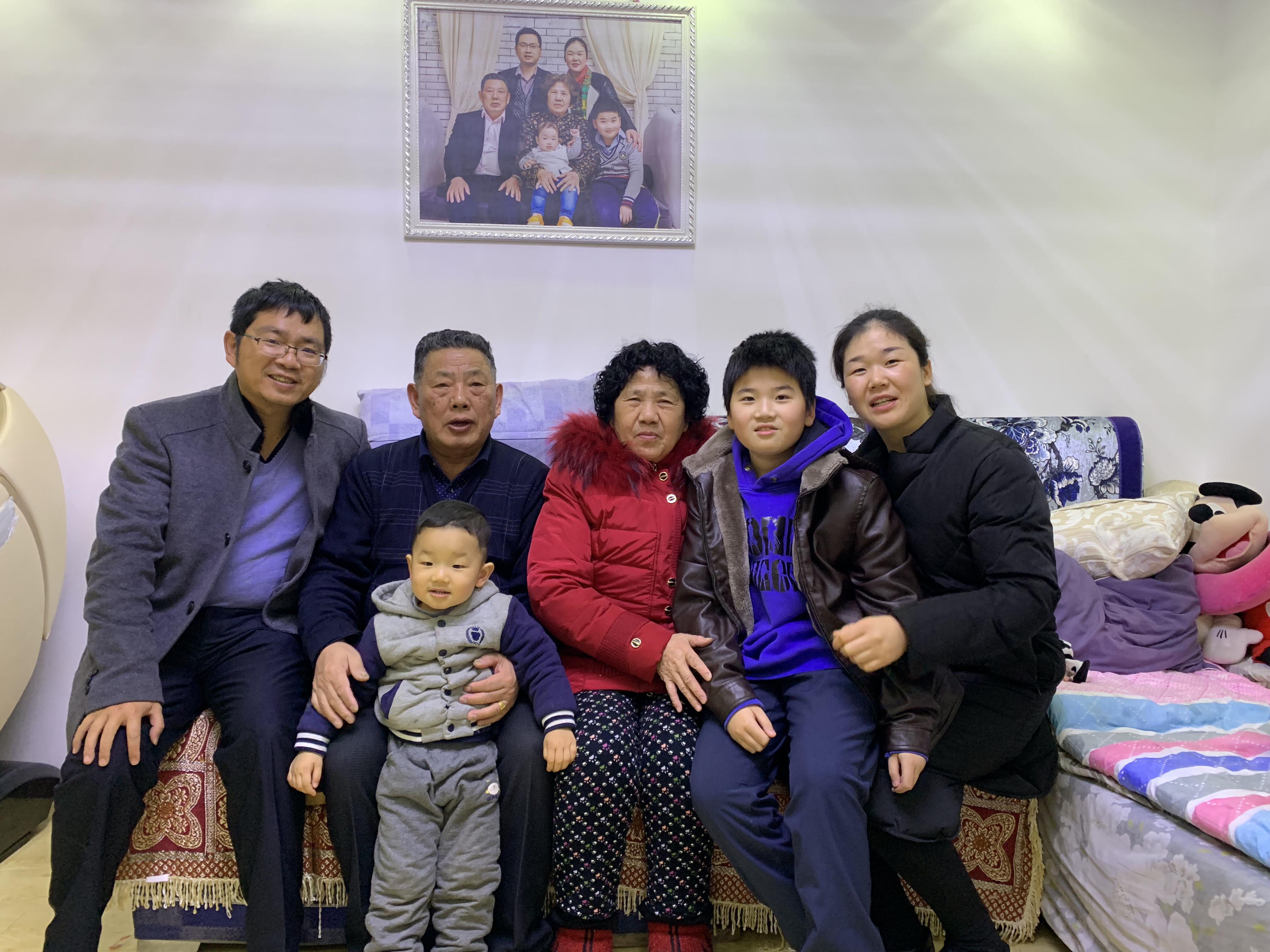 学校回应午休室住近百人：二孩入学潮