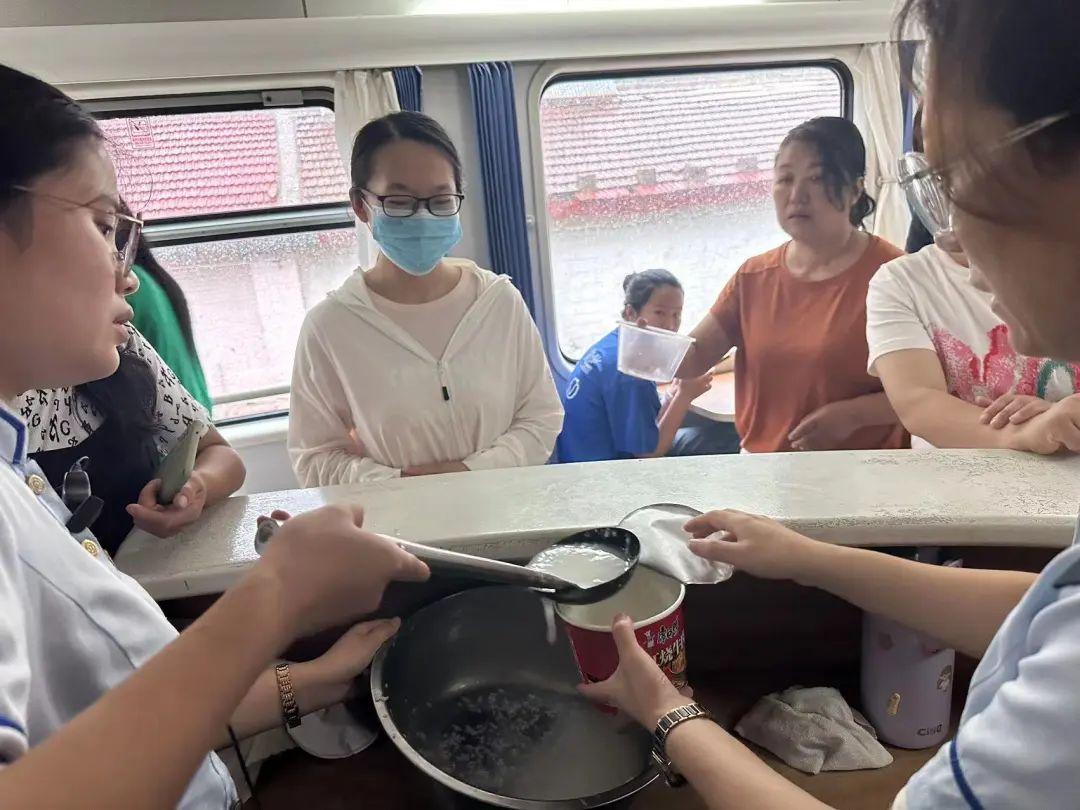 火车上餐车卖泡面吗