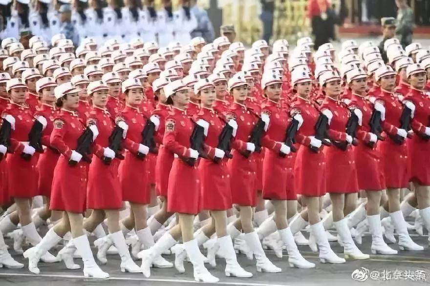 女民兵方队的领队是谁