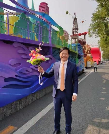 雷军现身阅兵观礼台
