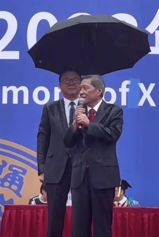 校长打伞