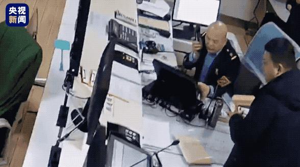 校长为学生打伞