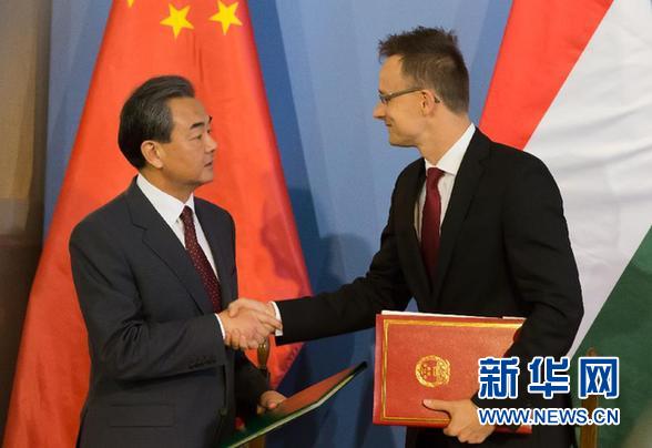 王毅送匈牙利外长一双国产跑鞋
