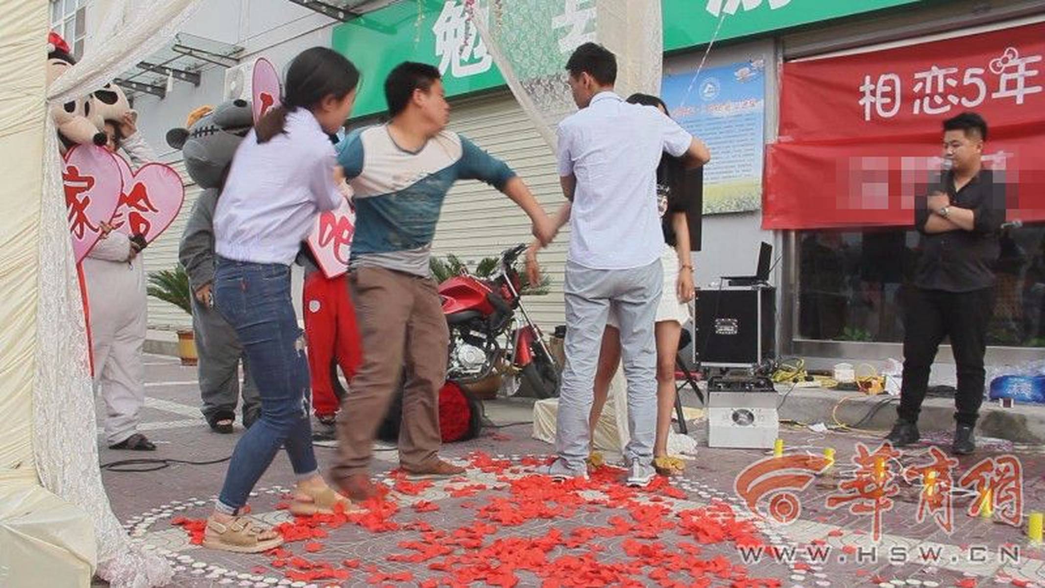 策划低俗求婚被行拘